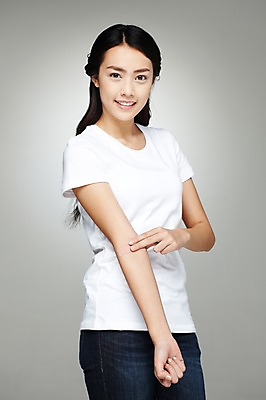 포토 JPG 스튜디오촬영 외국인 해외기획촬영 우먼라이프 라이프스타일 긴머리 2012년태국 여자 캠페인 포즈 모션 회색배경 실내 한명 서기 미소 웃음 사람 동양인 손짓 20대 성인 앞모습 반팔티셔츠 청바지 반창고 봉사 도움 공익캠페인 보호 복지 사랑나눔 헌혈 수혈 여자만 여자한명만 성인여자만 청년만 청년여자만 성인한명만 청년여자한명만 성인여자한명만 성인만 국내포토 1 헤어스타일 뷰포인트 백그라운드 컨셉 티셔츠 바지 표정 사랑 인종 청년 내부 생활 치료 회색 의료용품 사회이슈 나눔 파일형식