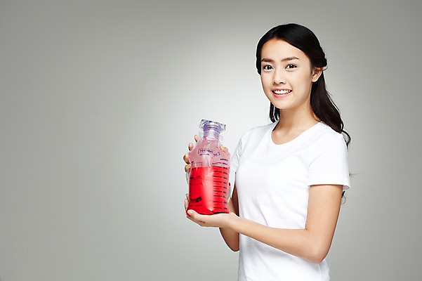 포토 JPG 스튜디오촬영 외국인 해외기획촬영 우먼라이프 라이프스타일 긴머리 2012년태국 여자 캠페인 의학 회색배경 실내 한명 미소 웃음 들기 사람 동양인 상반신 20대 성인 앞모습 치료 반팔티셔츠 의료용품 봉사 도움 공익캠페인 혈액 보호 복지 사랑나눔 헌혈 수혈 혈액주머니 여자만 여자한명만 성인여자만 청년만 청년여자만 성인한명만 청년여자한명만 성인여자한명만 성인만 국내포토 1 헤어스타일 뷰포인트 백그라운드 컨셉 티셔츠 의료기기 모션 표정 사랑 인종 청년 내부 생활 회색 사회이슈 나눔 파일형식