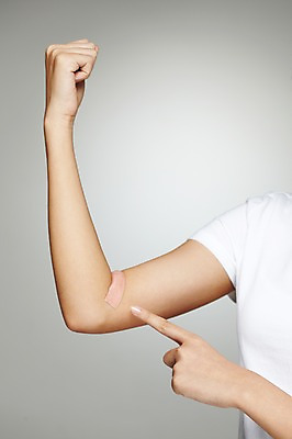 포토 JPG 스튜디오촬영 해외기획촬영 우먼라이프 라이프스타일 손 2012년태국 여자 캠페인 포즈 신체 모션 회색배경 실내 한명 사람 손짓 20대 성인 신체부위 주먹 반팔티셔츠 가리킴 반창고 봉사 도움 공익캠페인 보호 복지 사랑나눔 팔 헌혈 수혈 청년만 성인한명만 성인만 국내포토 1 백그라운드 컨셉 티셔츠 사랑 청년 내부 생활 치료 회색 의료용품 사회이슈 나눔 파일형식