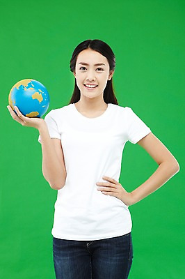 포토 JPG 스튜디오촬영 외국인 해외기획촬영 우먼라이프 라이프스타일 긴머리 2012년태국 여자 지구 캠페인 컬러 허리손 포즈 실내 한명 서기 미소 웃음 들기 사람 동양인 상반신 20대 성인 앞모습 초록색 세계 글로벌 지구본 자연보호 환경 그린캠페인 반팔티셔츠 청바지 봉사 도움 공익캠페인 보호 복지 에코 친환경 녹색배경 여자만 여자한명만 성인여자만 청년만 청년여자만 성인한명만 청년여자한명만 성인여자한명만 성인만 그린슈머 국내포토 1 헤어스타일 뷰포인트 백그라운드 컨셉 티셔츠 바지 모션 자연 표정 인종 청년 내부 생활 사회이슈 파일형식