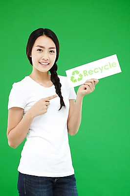 포토 JPG 스튜디오촬영 외국인 해외기획촬영 문자 우먼라이프 라이프스타일 긴머리 배너 영어 2012년태국 여자 캠페인 컬러 포즈 사각프레임 땋은머리 광고판 실내 한명 서기 미소 웃음 들기 사람 동양인 손짓 상반신 20대 성인 앞모습 초록색 자연보호 환경 그린캠페인 재활용 팻말 반팔티셔츠 청바지 가리킴 봉사 도움 공익캠페인 보호 심볼 복지 에코 친환경 분리수거 녹색배경 여자만 여자한명만 성인여자만 청년만 청년여자만 성인한명만 청년여자한명만 성인여자한명만 성인만 그린슈머 국내포토 1 헤어스타일 뷰포인트 백그라운드 컨셉 티셔츠 바지 모션 자연 프레임 알림판 표정 인종 청년 내부 생활 사각형 사회이슈 판 파일형식