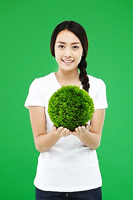 포토 JPG 스튜디오촬영 외국인 해외기획촬영 우먼라이프 라이프스타일 긴머리 2012년태국 여자 캠페인 컬러 허리손 포즈 땋은머리 실내 한명 서기 미소 웃음 들기 사람 동양인 잔디 상반신 20대 성인 앞모습 초록색 자연보호 환경 그린캠페인 반팔티셔츠 청바지 봉사 도움 공익캠페인 보호 복지 에코 친환경 녹색배경 잔디공 여자만 여자한명만 성인여자만 청년만 청년여자만 성인한명만 청년여자한명만 성인여자한명만 성인만 그린슈머 국내포토 식물 1 헤어스타일 뷰포인트 백그라운드 컨셉 티셔츠 바지 공 모션 자연 표정 인종 청년 내부 생활 사회이슈 파일형식
