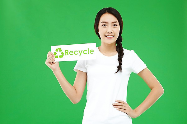포토 JPG 스튜디오촬영 외국인 해외기획촬영 문자 우먼라이프 라이프스타일 긴머리 배너 영어 2012년태국 여자 캠페인 컬러 허리손 포즈 사각프레임 땋은머리 광고판 실내 한명 미소 웃음 들기 사람 동양인 상반신 20대 성인 앞모습 초록색 자연보호 환경 그린캠페인 재활용 팻말 반팔티셔츠 봉사 도움 공익캠페인 보호 심볼 복지 에코 친환경 분리수거 녹색배경 여자만 여자한명만 성인여자만 청년만 청년여자만 성인한명만 청년여자한명만 성인여자한명만 성인만 그린슈머 국내포토 1 헤어스타일 뷰포인트 백그라운드 컨셉 티셔츠 모션 자연 프레임 알림판 표정 인종 청년 내부 생활 사각형 사회이슈 판 파일형식