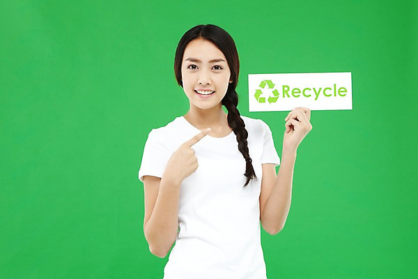 포토 JPG 스튜디오촬영 외국인 해외기획촬영 문자 우먼라이프 라이프스타일 긴머리 배너 영어 2012년태국 여자 캠페인 컬러 포즈 사각프레임 땋은머리 광고판 실내 한명 미소 웃음 들기 사람 동양인 손짓 상반신 20대 성인 앞모습 초록색 자연보호 환경 그린캠페인 재활용 팻말 반팔티셔츠 가리킴 봉사 도움 공익캠페인 보호 심볼 복지 에코 친환경 분리수거 녹색배경 여자만 여자한명만 성인여자만 청년만 청년여자만 성인한명만 청년여자한명만 성인여자한명만 성인만 그린슈머 국내포토 1 헤어스타일 뷰포인트 백그라운드 컨셉 티셔츠 모션 자연 프레임 알림판 표정 인종 청년 내부 생활 사각형 사회이슈 판 파일형식
