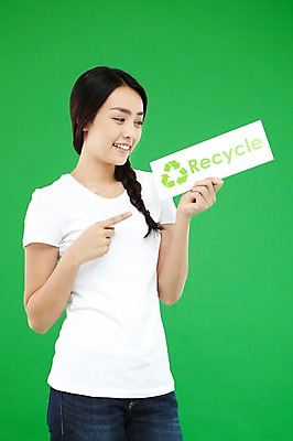 포토 JPG 스튜디오촬영 외국인 해외기획촬영 문자 우먼라이프 라이프스타일 긴머리 배너 영어 2012년태국 여자 캠페인 컬러 포즈 사각프레임 땋은머리 광고판 실내 한명 서기 미소 웃음 들기 사람 동양인 손짓 상반신 20대 성인 앞모습 초록색 자연보호 환경 그린캠페인 재활용 팻말 반팔티셔츠 청바지 가리킴 봉사 도움 공익캠페인 보호 심볼 복지 에코 친환경 분리수거 녹색배경 여자만 여자한명만 성인여자만 청년만 청년여자만 성인한명만 청년여자한명만 성인여자한명만 성인만 그린슈머 국내포토 1 헤어스타일 뷰포인트 백그라운드 컨셉 티셔츠 바지 모션 자연 프레임 알림판 표정 인종 청년 내부 생활 사각형 사회이슈 판 파일형식