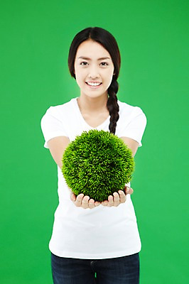 포토 JPG 스튜디오촬영 외국인 해외기획촬영 우먼라이프 라이프스타일 긴머리 2012년태국 여자 캠페인 컬러 허리손 포즈 땋은머리 실내 한명 서기 미소 웃음 들기 사람 동양인 잔디 상반신 20대 성인 앞모습 아웃포커스 초록색 자연보호 환경 그린캠페인 반팔티셔츠 청바지 봉사 도움 공익캠페인 보호 복지 에코 친환경 녹색배경 잔디공 여자만 여자한명만 성인여자만 청년만 청년여자만 성인한명만 청년여자한명만 성인여자한명만 성인만 그린슈머 국내포토 식물 1 헤어스타일 뷰포인트 백그라운드 컨셉 티셔츠 바지 공 모션 자연 촬영기법 표정 인종 청년 내부 생활 사회이슈 파일형식