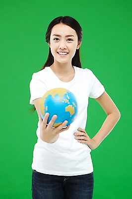 포토 JPG 스튜디오촬영 외국인 해외기획촬영 우먼라이프 라이프스타일 긴머리 2012년태국 여자 지구 캠페인 컬러 허리손 포즈 실내 한명 서기 미소 웃음 들기 사람 동양인 상반신 20대 성인 앞모습 초록색 세계 글로벌 지구본 자연보호 환경 그린캠페인 반팔티셔츠 청바지 봉사 도움 공익캠페인 보호 복지 에코 친환경 녹색배경 여자만 여자한명만 성인여자만 청년만 청년여자만 성인한명만 청년여자한명만 성인여자한명만 성인만 그린슈머 국내포토 1 헤어스타일 뷰포인트 백그라운드 컨셉 티셔츠 바지 모션 자연 표정 인종 청년 내부 생활 사회이슈 파일형식