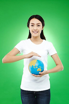포토 JPG 스튜디오촬영 외국인 해외기획촬영 우먼라이프 라이프스타일 긴머리 2012년태국 여자 지구 캠페인 컬러 포즈 실내 한명 서기 미소 웃음 들기 사람 동양인 상반신 20대 성인 앞모습 초록색 세계 글로벌 지구본 자연보호 환경 그린캠페인 반팔티셔츠 청바지 봉사 도움 공익캠페인 보호 복지 에코 친환경 녹색배경 여자만 여자한명만 성인여자만 청년만 청년여자만 성인한명만 청년여자한명만 성인여자한명만 성인만 그린슈머 국내포토 1 헤어스타일 뷰포인트 백그라운드 컨셉 티셔츠 바지 모션 자연 표정 인종 청년 내부 생활 사회이슈 파일형식