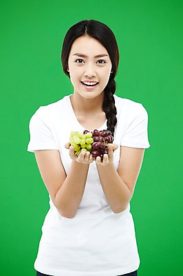 포토 JPG 스튜디오촬영 외국인 해외기획촬영 우먼라이프 라이프스타일 긴머리 웰빙 2012년태국 여자 음식 캠페인 컬러 과일 포도 땋은머리 실내 건강 한명 미소 웃음 들기 사람 동양인 상반신 20대 성인 앞모습 초록색 농작물 자연보호 환경 그린캠페인 반팔티셔츠 신선 봉사 도움 공익캠페인 보호 복지 에코 친환경 유기농 청포도 녹색배경 여자만 여자한명만 성인여자만 청년만 청년여자만 성인한명만 청년여자한명만 성인여자한명만 성인만 그린슈머 국내포토 1 헤어스타일 뷰포인트 백그라운드 컨셉 티셔츠 농업 모션 자연 표정 인종 청년 내부 생활 사회이슈 파일형식