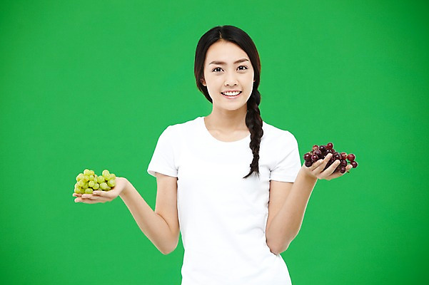 포토 JPG 스튜디오촬영 외국인 해외기획촬영 우먼라이프 라이프스타일 긴머리 웰빙 2012년태국 여자 음식 캠페인 컬러 과일 포도 땋은머리 실내 건강 한명 미소 웃음 들기 사람 동양인 상반신 20대 성인 앞모습 초록색 농작물 자연보호 환경 그린캠페인 반팔티셔츠 신선 봉사 도움 공익캠페인 보호 복지 에코 친환경 유기농 청포도 녹색배경 여자만 여자한명만 성인여자만 청년만 청년여자만 성인한명만 청년여자한명만 성인여자한명만 성인만 그린슈머 국내포토 1 헤어스타일 뷰포인트 백그라운드 컨셉 티셔츠 농업 모션 자연 표정 인종 청년 내부 생활 사회이슈 파일형식