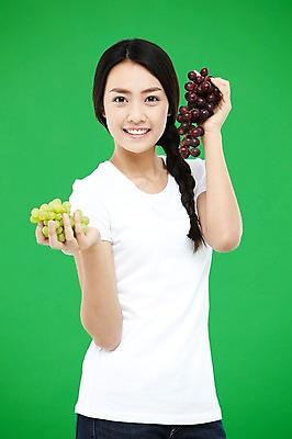 포토 JPG 스튜디오촬영 외국인 해외기획촬영 우먼라이프 라이프스타일 긴머리 웰빙 2012년태국 여자 음식 캠페인 컬러 과일 포도 땋은머리 실내 건강 한명 미소 웃음 들기 사람 동양인 상반신 20대 성인 앞모습 초록색 농작물 자연보호 환경 그린캠페인 반팔티셔츠 신선 봉사 도움 공익캠페인 보호 복지 에코 친환경 유기농 청포도 녹색배경 여자만 여자한명만 성인여자만 청년만 청년여자만 성인한명만 청년여자한명만 성인여자한명만 성인만 그린슈머 국내포토 1 헤어스타일 뷰포인트 백그라운드 컨셉 티셔츠 농업 모션 자연 표정 인종 청년 내부 생활 사회이슈 파일형식