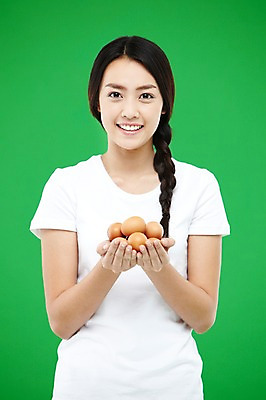 포토 JPG 스튜디오촬영 외국인 해외기획촬영 우먼라이프 라이프스타일 긴머리 웰빙 2012년태국 여자 음식 캠페인 컬러 땋은머리 실내 건강 한명 미소 웃음 들기 사람 동양인 상반신 20대 성인 앞모습 초록색 자연보호 환경 계란 그린캠페인 반팔티셔츠 신선 봉사 도움 공익캠페인 보호 복지 에코 친환경 유기농 녹색배경 여자만 여자한명만 성인여자만 청년만 청년여자만 성인한명만 청년여자한명만 성인여자한명만 성인만 그린슈머 국내포토 1 헤어스타일 뷰포인트 백그라운드 컨셉 티셔츠 모션 자연 표정 인종 청년 내부 생활 알 사회이슈 파일형식