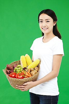 포토 JPG 스튜디오촬영 외국인 해외기획촬영 우먼라이프 라이프스타일 긴머리 웰빙 2012년태국 여자 음식 캠페인 컬러 토마토 채소 과일 포도 감자 실내 건강 옥수수 한명 서기 미소 웃음 들기 사람 동양인 상반신 20대 성인 앞모습 초록색 농작물 바구니 자연보호 환경 그린캠페인 당근 반팔티셔츠 청바지 신선 봉사 도움 공익캠페인 보호 복지 에코 친환경 유기농 청포도 채식 고구마 녹색배경 여자만 여자한명만 성인여자만 청년만 청년여자만 성인한명만 청년여자한명만 성인여자한명만 성인만 그린슈머 국내포토 1 헤어스타일 뷰포인트 백그라운드 컨셉 티셔츠 농업 바지 모션 자연 곡류 뿌리채소 표정 인종 청년 내부 생활 사회이슈 파일형식