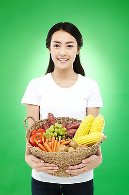포토 JPG 스튜디오촬영 외국인 해외기획촬영 우먼라이프 라이프스타일 긴머리 웰빙 2012년태국 여자 음식 캠페인 컬러 토마토 채소 과일 포도 감자 실내 건강 옥수수 한명 서기 미소 웃음 들기 사람 동양인 상반신 20대 성인 앞모습 초록색 농작물 바구니 자연보호 환경 그린캠페인 당근 반팔티셔츠 청바지 신선 봉사 도움 공익캠페인 보호 복지 에코 친환경 유기농 청포도 채식 고구마 녹색배경 여자만 여자한명만 성인여자만 청년만 청년여자만 성인한명만 청년여자한명만 성인여자한명만 성인만 그린슈머 국내포토 1 헤어스타일 뷰포인트 백그라운드 컨셉 티셔츠 농업 바지 모션 자연 곡류 뿌리채소 표정 인종 청년 내부 생활 사회이슈 파일형식