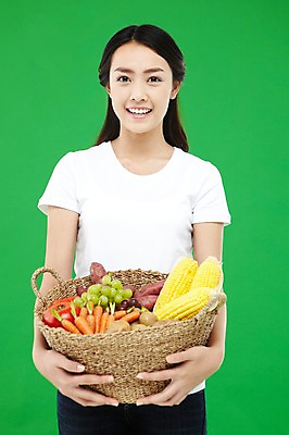 포토 JPG 스튜디오촬영 외국인 해외기획촬영 우먼라이프 라이프스타일 긴머리 웰빙 2012년태국 여자 음식 캠페인 컬러 토마토 채소 과일 포도 감자 실내 건강 옥수수 한명 서기 미소 웃음 들기 사람 동양인 상반신 20대 성인 앞모습 초록색 농작물 바구니 자연보호 환경 그린캠페인 당근 반팔티셔츠 청바지 신선 봉사 도움 공익캠페인 보호 복지 에코 친환경 유기농 청포도 채식 고구마 녹색배경 여자만 여자한명만 성인여자만 청년만 청년여자만 성인한명만 청년여자한명만 성인여자한명만 성인만 그린슈머 국내포토 1 헤어스타일 뷰포인트 백그라운드 컨셉 티셔츠 농업 바지 모션 자연 곡류 뿌리채소 표정 인종 청년 내부 생활 사회이슈 파일형식