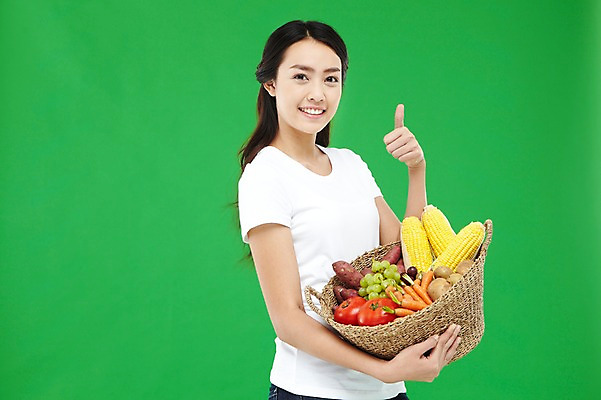 포토 JPG 스튜디오촬영 외국인 해외기획촬영 우먼라이프 라이프스타일 긴머리 웰빙 2012년태국 여자 음식 캠페인 컬러 토마토 채소 과일 모션 포도 감자 실내 건강 옥수수 한명 미소 웃음 들기 사람 동양인 손짓 상반신 20대 성인 옆모습 초록색 농작물 바구니 자연보호 환경 그린캠페인 당근 반팔티셔츠 신선 최고 봉사 도움 공익캠페인 보호 복지 만족 에코 친환경 유기농 청포도 채식 고구마 녹색배경 여자만 여자한명만 성인여자만 청년만 청년여자만 성인한명만 청년여자한명만 성인여자한명만 성인만 그린슈머 국내포토 1 헤어스타일 감정 뷰포인트 백그라운드 컨셉 티셔츠 농업 자연 곡류 뿌리채소 표정 인종 청년 내부 생활 사회이슈 파일형식