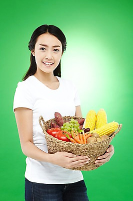 포토 JPG 스튜디오촬영 외국인 해외기획촬영 우먼라이프 라이프스타일 긴머리 웰빙 2012년태국 여자 음식 캠페인 컬러 토마토 채소 과일 포도 감자 실내 건강 옥수수 한명 서기 미소 웃음 들기 사람 동양인 상반신 20대 성인 앞모습 초록색 농작물 바구니 자연보호 환경 그린캠페인 당근 반팔티셔츠 청바지 신선 봉사 도움 공익캠페인 보호 복지 에코 친환경 유기농 청포도 채식 고구마 녹색배경 여자만 여자한명만 성인여자만 청년만 청년여자만 성인한명만 청년여자한명만 성인여자한명만 성인만 그린슈머 국내포토 1 헤어스타일 뷰포인트 백그라운드 컨셉 티셔츠 농업 바지 모션 자연 곡류 뿌리채소 표정 인종 청년 내부 생활 사회이슈 파일형식