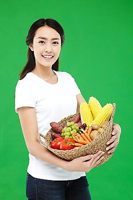 포토 JPG 스튜디오촬영 외국인 해외기획촬영 우먼라이프 라이프스타일 긴머리 웰빙 2012년태국 여자 음식 캠페인 컬러 토마토 채소 과일 포도 감자 실내 건강 옥수수 한명 서기 미소 웃음 들기 사람 동양인 상반신 20대 성인 앞모습 초록색 농작물 바구니 자연보호 환경 그린캠페인 당근 반팔티셔츠 청바지 신선 봉사 도움 공익캠페인 보호 복지 에코 친환경 유기농 청포도 채식 고구마 녹색배경 여자만 여자한명만 성인여자만 청년만 청년여자만 성인한명만 청년여자한명만 성인여자한명만 성인만 그린슈머 국내포토 1 헤어스타일 뷰포인트 백그라운드 컨셉 티셔츠 농업 바지 모션 자연 곡류 뿌리채소 표정 인종 청년 내부 생활 사회이슈 파일형식