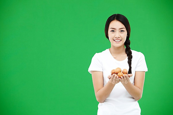 포토 JPG 스튜디오촬영 외국인 해외기획촬영 우먼라이프 라이프스타일 긴머리 웰빙 2012년태국 여자 음식 캠페인 컬러 땋은머리 실내 건강 한명 미소 웃음 들기 사람 동양인 상반신 20대 성인 앞모습 초록색 자연보호 환경 계란 그린캠페인 반팔티셔츠 신선 봉사 도움 공익캠페인 보호 복지 에코 친환경 유기농 녹색배경 여자만 여자한명만 성인여자만 청년만 청년여자만 성인한명만 청년여자한명만 성인여자한명만 성인만 그린슈머 국내포토 1 헤어스타일 뷰포인트 백그라운드 컨셉 티셔츠 모션 자연 표정 인종 청년 내부 생활 알 사회이슈 파일형식