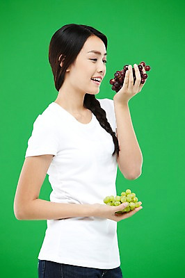 포토 JPG 스튜디오촬영 외국인 해외기획촬영 우먼라이프 라이프스타일 긴머리 웰빙 2012년태국 여자 음식 캠페인 컬러 과일 포도 땋은머리 실내 건강 한명 미소 웃음 들기 사람 동양인 상반신 20대 성인 옆모습 초록색 농작물 자연보호 환경 그린캠페인 반팔티셔츠 신선 봉사 도움 공익캠페인 보호 복지 에코 친환경 유기농 청포도 녹색배경 여자만 여자한명만 성인여자만 청년만 청년여자만 성인한명만 청년여자한명만 성인여자한명만 성인만 그린슈머 국내포토 1 헤어스타일 뷰포인트 백그라운드 컨셉 티셔츠 농업 모션 자연 표정 인종 청년 내부 생활 사회이슈 파일형식