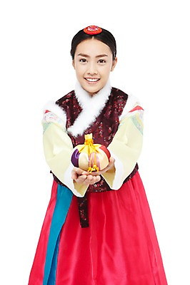 포토 JPG 스튜디오촬영 외국인 해외기획촬영 한국문화 한국전통 전통 우먼라이프 라이프스타일 2012년태국 여자 전통문화 문화 복주머니 전통소품 한국 실내 한명 서기 미소 웃음 들기 누끼 사람 동양인 20대 성인 앞모습 조끼 체험 주머니 전통의상 한복 비단주머니 배자 털배자 배씨댕기 여자만 여자한명만 성인여자만 청년만 청년여자만 성인한명만 청년여자한명만 성인여자한명만 성인만 국내포토 1 동양문화 아시아 뷰포인트 컨셉 모션 표정 인종 청년 내부 생활 외투 오브젝트 파일형식