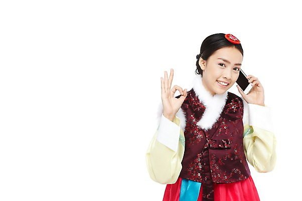 포토 JPG 스튜디오촬영 외국인 해외기획촬영 한국문화 한국전통 전통 우먼라이프 라이프스타일 2012년태국 여자 전통문화 문화 모션 한국 실내 한명 미소 웃음 들기 누끼 사람 동양인 손짓 상반신 20대 성인 앞모습 스마트폰 최고 조끼 체험 OK 전통의상 한복 승낙 전화기 만족 긍정 통화 배자 털배자 배씨댕기 여자만 여자한명만 성인여자만 청년만 청년여자만 성인한명만 청년여자한명만 성인여자한명만 성인만 국내포토 1 동양문화 감정 아시아 뷰포인트 컨셉 전통소품 표정 인종 청년 내부 생활 핸드폰 스마트기기 외투 파일형식