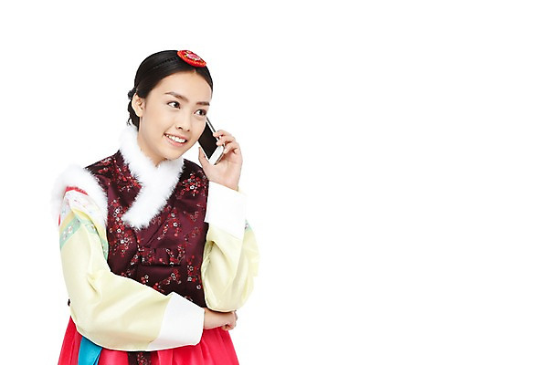 포토 JPG 스튜디오촬영 외국인 해외기획촬영 한국문화 한국전통 전통 우먼라이프 라이프스타일 응시 2012년태국 여자 전통문화 문화 한국 실내 한명 미소 웃음 들기 누끼 사람 동양인 상반신 20대 성인 앞모습 스마트폰 조끼 체험 전통의상 한복 전화기 통화 배자 털배자 배씨댕기 여자만 여자한명만 성인여자만 청년만 청년여자만 성인한명만 청년여자한명만 성인여자한명만 성인만 국내포토 1 동양문화 시선 아시아 뷰포인트 컨셉 모션 전통소품 표정 인종 청년 내부 생활 핸드폰 스마트기기 외투 파일형식