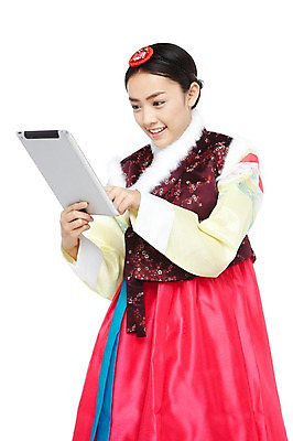 포토 JPG 스튜디오촬영 외국인 해외기획촬영 한국문화 한국전통 전통 우먼라이프 라이프스타일 응시 2012년태국 여자 전통문화 문화 한국 실내 한명 서기 미소 웃음 들기 누끼 사람 동양인 20대 성인 앞모습 태블릿 터치 웹서핑 조끼 체험 전통의상 한복 검색 배자 털배자 배씨댕기 여자만 여자한명만 성인여자만 청년만 청년여자만 성인한명만 청년여자한명만 성인여자한명만 성인만 국내포토 1 동양문화 시선 아시아 뷰포인트 컨셉 모션 전통소품 표정 인종 청년 내부 생활 전자제품 스마트기기 외투 파일형식