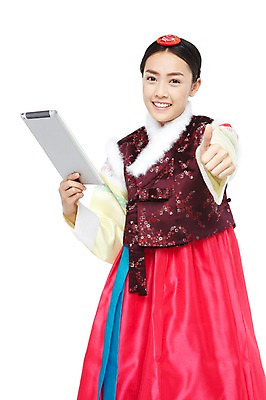 포토 JPG 스튜디오촬영 외국인 해외기획촬영 한국문화 한국전통 전통 우먼라이프 라이프스타일 2012년태국 여자 전통문화 문화 모션 한국 실내 한명 서기 미소 웃음 들기 누끼 사람 동양인 손짓 20대 성인 앞모습 태블릿 웹서핑 최고 조끼 체험 전통의상 한복 검색 만족 배자 털배자 배씨댕기 여자만 여자한명만 성인여자만 청년만 청년여자만 성인한명만 청년여자한명만 성인여자한명만 성인만 국내포토 1 동양문화 감정 아시아 뷰포인트 컨셉 전통소품 표정 인종 청년 내부 생활 전자제품 스마트기기 외투 파일형식