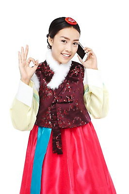 포토 JPG 스튜디오촬영 외국인 해외기획촬영 한국문화 한국전통 전통 우먼라이프 라이프스타일 2012년태국 여자 전통문화 문화 모션 한국 실내 한명 서기 미소 웃음 들기 누끼 사람 동양인 손짓 20대 성인 앞모습 스마트폰 최고 조끼 체험 OK 전통의상 한복 승낙 전화기 만족 긍정 통화 배자 털배자 배씨댕기 여자만 여자한명만 성인여자만 청년만 청년여자만 성인한명만 청년여자한명만 성인여자한명만 성인만 국내포토 1 동양문화 감정 아시아 뷰포인트 컨셉 전통소품 표정 인종 청년 내부 생활 핸드폰 스마트기기 외투 파일형식