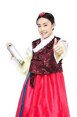 포토 JPG 스튜디오촬영 외국인 해외기획촬영 한국문화 한국전통 전통 우먼라이프 라이프스타일 2012년태국 여자 전통문화 문화 모션 한국 실내 한명 서기 미소 웃음 들기 누끼 사람 동양인 손짓 20대 성인 앞모습 태블릿 웹서핑 최고 조끼 체험 전통의상 한복 검색 만족 배자 털배자 배씨댕기 여자만 여자한명만 성인여자만 청년만 청년여자만 성인한명만 청년여자한명만 성인여자한명만 성인만 국내포토 1 동양문화 감정 아시아 뷰포인트 컨셉 전통소품 표정 인종 청년 내부 생활 전자제품 스마트기기 외투 파일형식