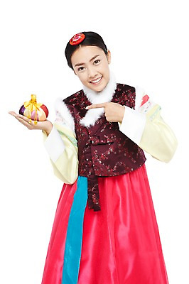 포토 JPG 스튜디오촬영 외국인 해외기획촬영 한국문화 한국전통 전통 우먼라이프 라이프스타일 2012년태국 여자 전통문화 문화 모션 복주머니 전통소품 한국 실내 한명 서기 미소 웃음 들기 누끼 사람 동양인 손짓 20대 성인 앞모습 가리킴 조끼 체험 지시 주머니 전통의상 한복 비단주머니 배자 털배자 배씨댕기 여자만 여자한명만 성인여자만 청년만 청년여자만 성인한명만 청년여자한명만 성인여자한명만 성인만 국내포토 1 동양문화 아시아 뷰포인트 컨셉 표정 인종 청년 내부 생활 외투 오브젝트 파일형식