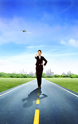 전신 PSD 식물 구름 편집이미지 여자 도로 길 비즈니스 하늘 비행기 한명 서기 미소 웃음 사람 동양인 손짓 빌딩 잔디 성인 건물 엄지손가락 최고 직장인 비즈니스우먼 풀 유아독존 여자만 여자한명만 성인여자만 성인만 이미지편집 자연요소 직업 1 건축물 손가락 항공교통 교통시설 모션 대중교통 표정 인종 파일형식