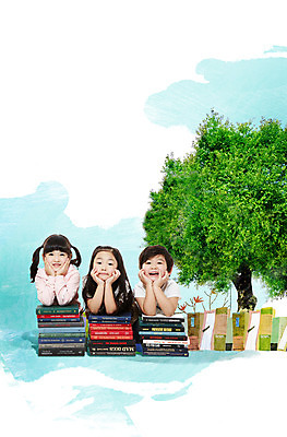 PSD 나무 식물 편집 편집이미지 여자 어린이교육 교육 남자 어린이 엎드리기 미소 웃음 사람 동양인 소녀 소년 책 세명 턱괴기 어린이만 이미지편집 모션 표정 인종 파일형식