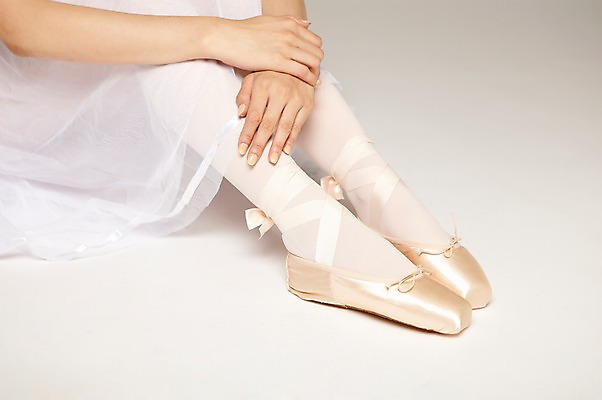 포토 JPG 스튜디오촬영 우먼라이프 손 잡화 여자 신발 신체 발 실내 한명 사람 앉기 20대 성인 옆모습 신체부위 댄서 하반신 다리 춤 우아함 몸매 발레 발레리나 각선미 발레복 토슈즈 팔 청년만 성인한명만 성인만 국내포토 직업 1 라이프스타일 옷 뷰포인트 컨셉 모션 문화예술 청년 내부 파일형식