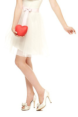 포토 JPG 스튜디오촬영 우먼라이프 잡화 드레스 원피스 여자 구두 웨딩드레스 포즈 결혼 신발 신체 실내 사랑 한명 서기 들기 누끼 사람 20대 성인 옆모습 신체부위 치마 하반신 하트 다리 우아함 하이힐 매끈함 몸매 각선미 하트모형 여자만 여자한명만 성인여자만 청년만 청년여자만 성인한명만 청년여자한명만 성인여자한명만 성인만 국내포토 모양 1 라이프스타일 옷 감정 뷰포인트 컨셉 모션 하의 이벤트 청년 내부 모형 감각 여성화 파일형식