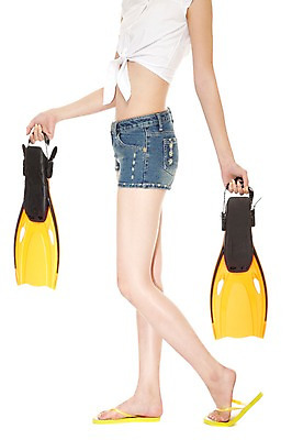 포토 JPG 스튜디오촬영 우먼라이프 손 잡화 여자 포즈 신발 신체 반바지 발 물놀이 레저용품 레저 휴가 슬리퍼 실내 한명 서기 들기 누끼 사람 20대 성인 옆모습 신체부위 여름 여름휴가 바캉스 놀이용품 수영 청바지 다리 매끈함 샌들 쪼리 몸매 오리발 각선미 수영용품 팔 청년만 성인한명만 성인만 국내포토 1 라이프스타일 계절 스포츠용품 뷰포인트 바지 모션 놀이 청년 내부 수상스포츠 감각 오브젝트 파일형식 여름_계절