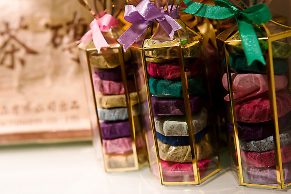 포토 JPG 해외 아시아 리본 백그라운드 포장 실내 선물 사람없음 아웃포커스 컬러풀 상점 전시 차 대만 특산물 기념품 선물세트 국내포토 나라 음료 컬러 촬영기법 내부 오브젝트 파일형식