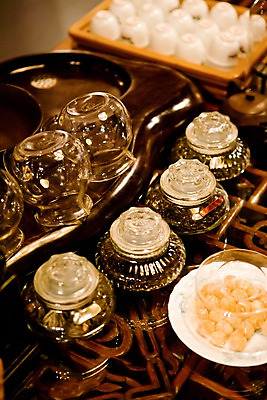 포토 JPG 해외 그릇 식기 아시아 음료 탁자 주전자 실내 사탕 사람없음 아웃포커스 컵 뚜껑 용기 차 빨래 설탕 대만 담기 유리용기 국내포토 나라 가구 가사 모션 주방용품 디저트 촬영기법 내부 용기_그릇 파일형식