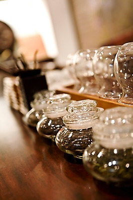 포토 JPG 해외 아시아 음료 음식 재료 탁자 건조 실내 사람없음 아웃포커스 판매 상점 전시 뚜껑 차 전통차 대만 담기 우롱차 유리용기 차잎 국내포토 나라 가구 잎 모션 촬영기법 내부 차_음료 용기_그릇 파일형식