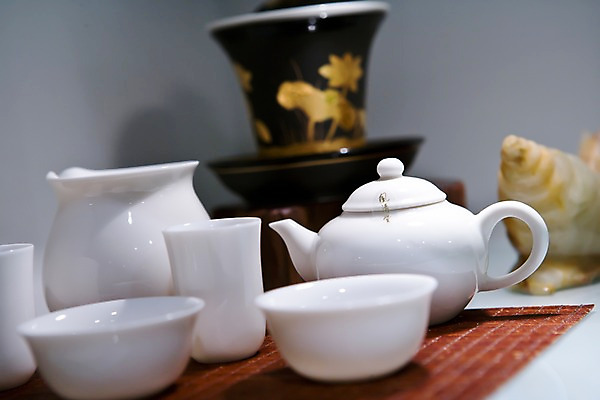 포토 JPG 해외 아시아 백그라운드 탁자 주전자 잔 실내 종류 그림자 사람없음 아웃포커스 컵 상점 여러개 전시 다양 다기 대만 포트 국내포토 식기 나라 가구 다수 주방용품 촬영기법 내부 다도 파일형식