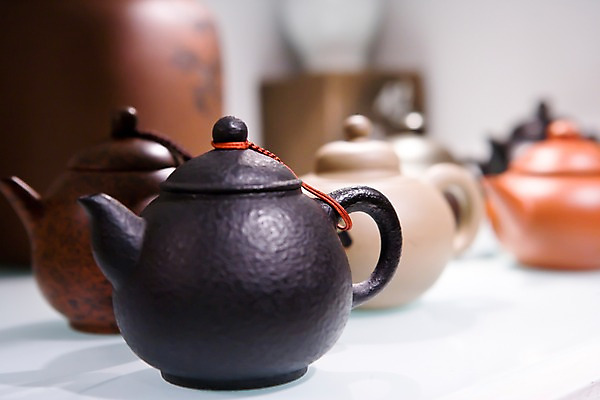 포토 JPG 해외 아시아 백그라운드 탁자 주전자 실내 그림자 사람없음 아웃포커스 꼬리표 상점 여러개 전시 다양 다기 대만 가격표 포트 국내포토 나라 가구 다수 주방용품 촬영기법 내부 라벨 다도 파일형식