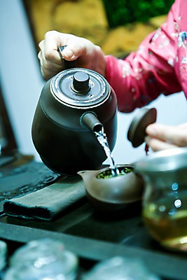 포토 JPG 전통 해외 그릇 손 아시아 문화 음료 주전자 실내 신체부위 물 뚜껑 붓기 차 전통차 다기 대만 차잎 국내포토 자연요소 식기 나라 잎 모션 주방용품 사람 내부 차_음료 다도 파일형식