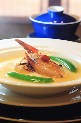 포토 JPG 그릇 식기 접시 음식 백그라운드 채소 요리 근접촬영 사람없음 아웃포커스 게 다리 수프 해산물 게요리 집게발 해산물수프 국내포토 뷰포인트 촬영기법 갑각류 신체부위 파일형식