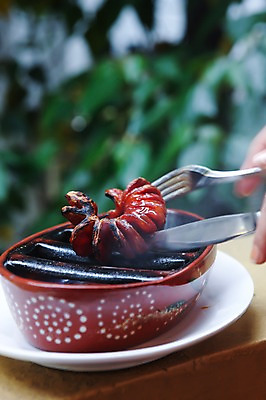 포토 JPG 주간 그릇 손 아시아 음식 포크 식탁 탁자 야외 신체부위 중국 용기 소시지 칼 연기 구이 마카오 소시지구이 국내포토 자연요소 식기 나라 가구 사람 가공식품 파일형식