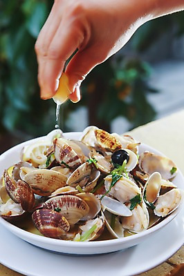 포토 JPG 주간 해외 그릇 손 아시아 음식 채소 요리 야외 아웃포커스 신체부위 중국 해물요리 용기 즙 레몬 올리브 담기 레몬즙 마카오 모시조개 짜기 국내포토 자연요소 식기 열매 나라 과일 모션 조개 촬영기법 사람 해산물 파일형식