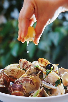 포토 JPG 주간 해외 그릇 손 아시아 음식 채소 요리 야외 아웃포커스 신체부위 중국 해물요리 용기 즙 레몬 올리브 담기 레몬즙 마카오 모시조개 짜기 국내포토 자연요소 식기 열매 나라 과일 모션 조개 촬영기법 사람 해산물 파일형식