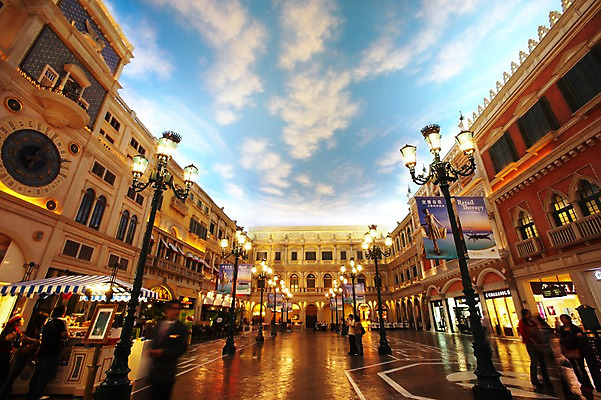 포토 JPG 구름 해외 건축물 아시아 가로등 하늘 리조트 조명 거리 실내 사람 여러명 건물 관광지 쇼핑 인테리어 여행객 중국 화려 쇼핑몰 카지노 천장 마카오 베네시안 인공 국내포토 자연요소 디자인 공공시설 건축 나라 여행 다수 컨셉 내부 도박 파일형식