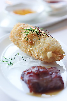 포토 JPG 그릇 식기 접시 음식 돼지고기 요리 근접촬영 사람없음 아웃포커스 장식 튀김 국내포토 뷰포인트 촬영기법 육류 파일형식