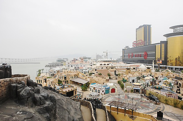포토 JPG 주간 해외풍경 해외 시설물 건축물 아시아 바다 호텔 리조트 풍경 사람없음 야외 건물 도시풍경 중국 놀이공원 도시 숙박업 놀이기구 흐림 마카오 국내포토 자연요소 건축 나라 산업 숙소 날씨 테마파크 파일형식